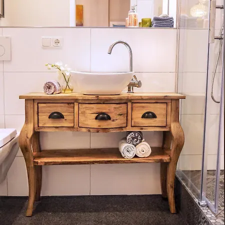 Δωμάτια σε οικογενειακή κατοικία Comfort And Style In Center With Ensuite Bathroom On Schaafenstrasse *